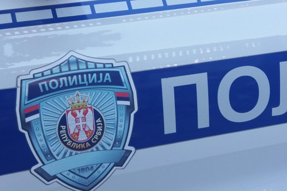 POHAPŠENI VOZAČI AUTOBUSA U NOVOM PAZARU: Osumnjičeni za krijumčarenje, skrivali tekstilnu i akciznu robu u posebno izrađenim pregradama autobusa (VIDEO)