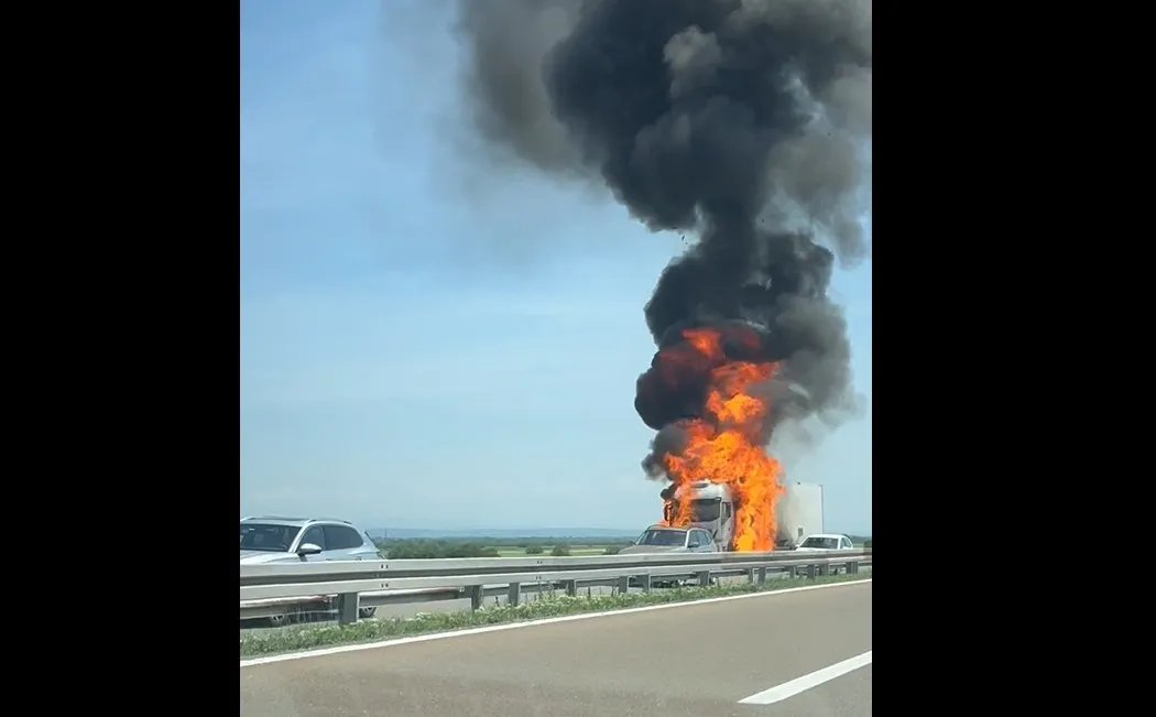 Zapalio se kamion na auto-putu Beograd - Niš