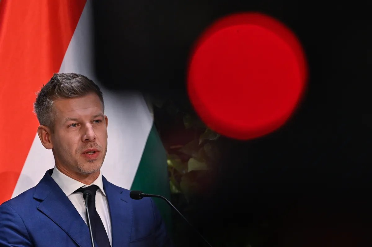 VIDEO Ovo je devojka Petera Mađara: Sa buketom je čekao na aerodromu, a snimak je odmah postao viralan
