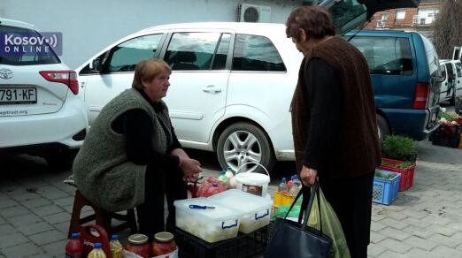 NA PIJACU U GRAČANICI NE DOLAZI SE SAMO U KUPOVINU NEGO I NA RAZGOVOR: Utorkom i petkom uvek dobra prilika za druženje, razgovor i negovanje tradicije (VIDEO)