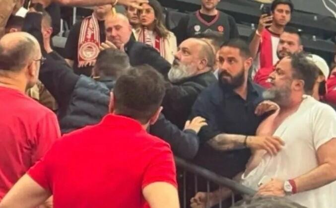 HAOS I ŽESTOK SUKOB KOJI NISTE MOGLI DA VIDITE U PRENOSU! Moćnici u klinču: Gazda Olimpijakosa napao bivšeg savetnika premijera Grčke (VIDEO)