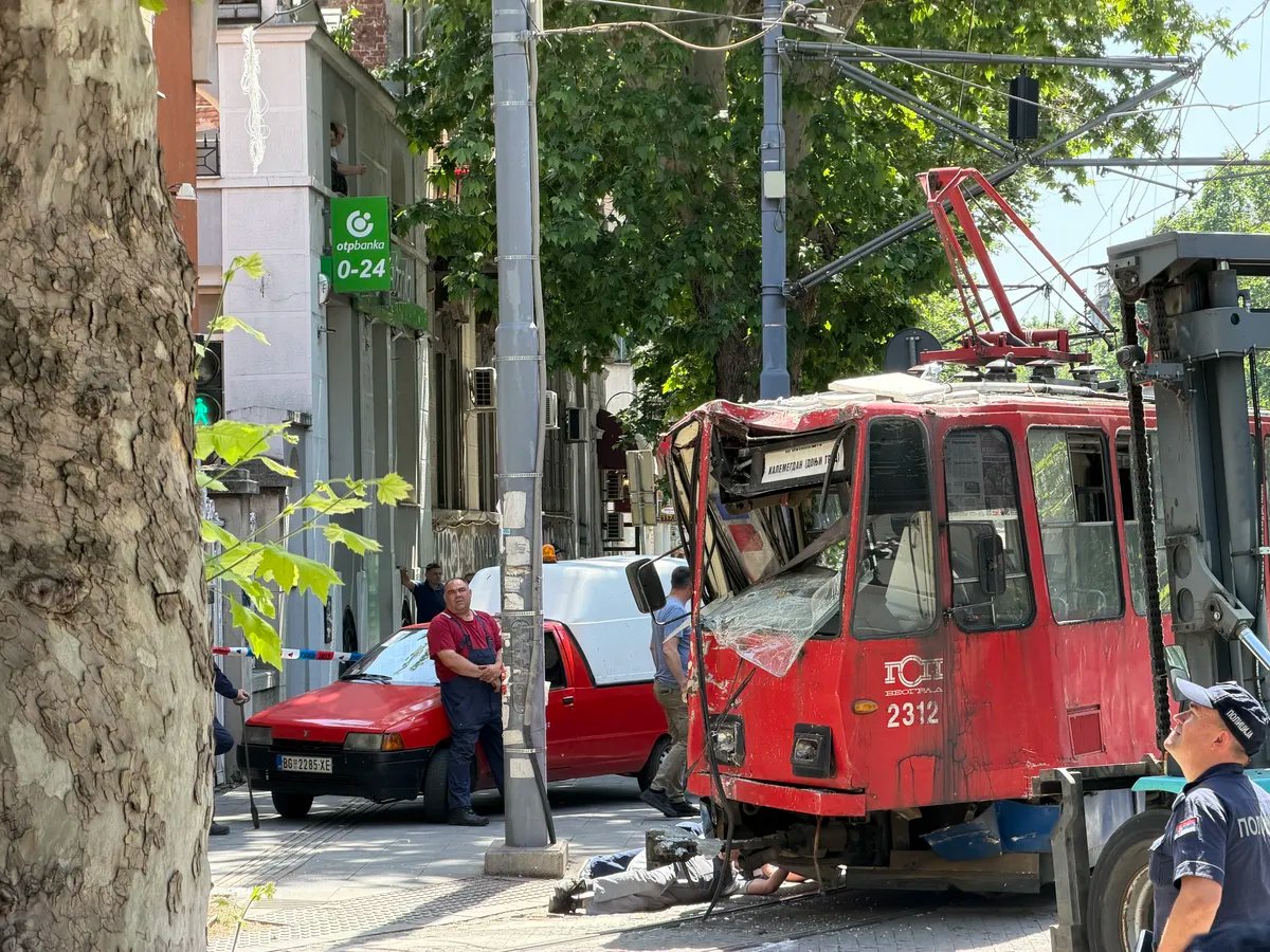 Klinički centar: Posle iskakanja tramvaja iz šina pregledan 21 pacijent, jedan zadržan u bolnici