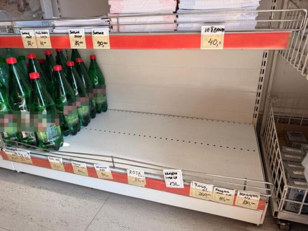 PANIKA U ČAČKU ZBOG NESTAKA VODE: Građani za pola sata kupili 3O PAKETA VODE! (FOTO)