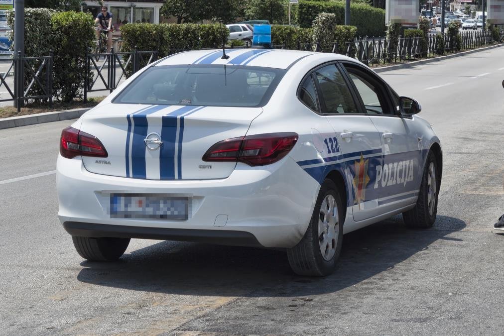 BARSKA POLICIJA UHAPSILA MALOLETNIKA ZBOG KRAĐA: Lisice na ruke stavljene i Nikšićaninu zbog falsifikovanja vozačke dozvole