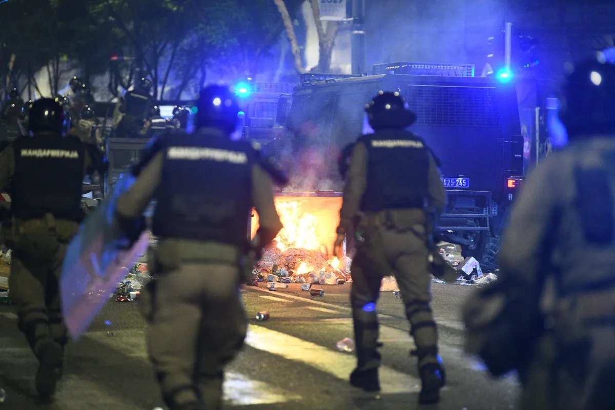 "U redovima policije i ljudi sa kriminalnim dosijeima": Na društvenim mrežama pojavio se snimak policajca koji baca kamenicu na građane u Beogradu