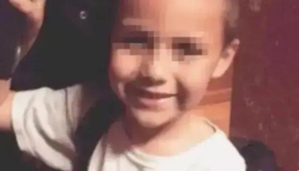 MAJKA MUČILA SINA (10) ZAJEDNO SA SVOJIM DEČKOM DOK NIJE UMRO! Bičevali ga KAIŠEM, terali da KLEČI NA PIRINČU
