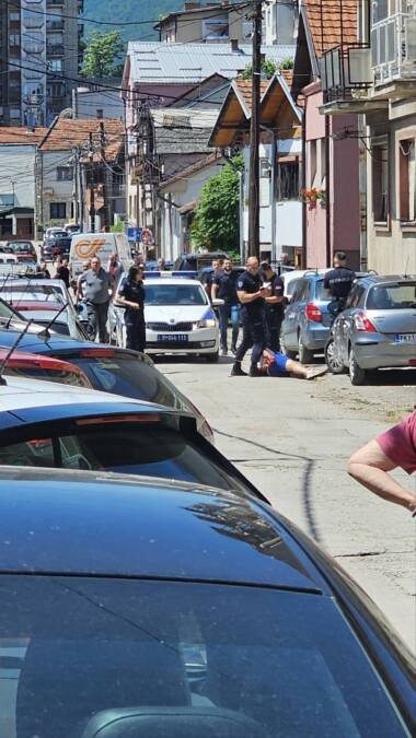 PAO NA POD, PA GA UDARAO PIŠTOLJEM U GLAVU! Detalji brutalne tuče u Prokuplju koja je završila pucnjavom - nadležni otkrili koja je vrsta pištolja upotrebljena