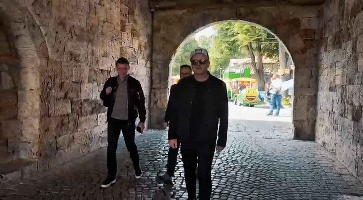 DOBRO SE NAJELI PA PROŠETALI CENTROM NIŠA! Sale Tropiko i Džaja Amadeus slobodan dan iskoristili za druženje van Beograda (FOTO/VIDEO)