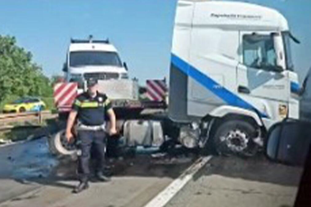 KAMION PROBIO ZAŠTITNU OGRADU PA OSTAO POPREČEN NASRED AUTO-PUTA: Udes kod petlje Požarevac, saobraćaj otežan u oba smera (video)