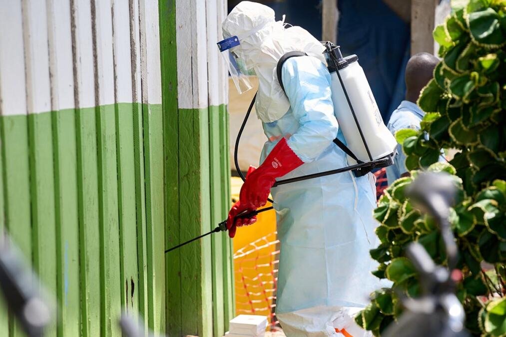 PANIKA U ITALIJI, AKTIVIRAN HITAN PROTOKOL ZBOG EBOLE! Humanitarci sleteli u Milano sa jezivim simptomima, članovi porodice smešteni u IZOLACIJU