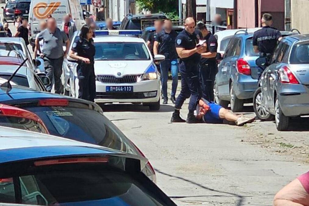 MUŠKARAC UPUCAN IZ "PLAŠLJIVCA" HITNO IZ PROKUPLJA PREVEZEN U UKC NIŠ: Oborio ga na asfalt, seo na njega, udarao pištoljem u glavu, na kraju ispalio hice!