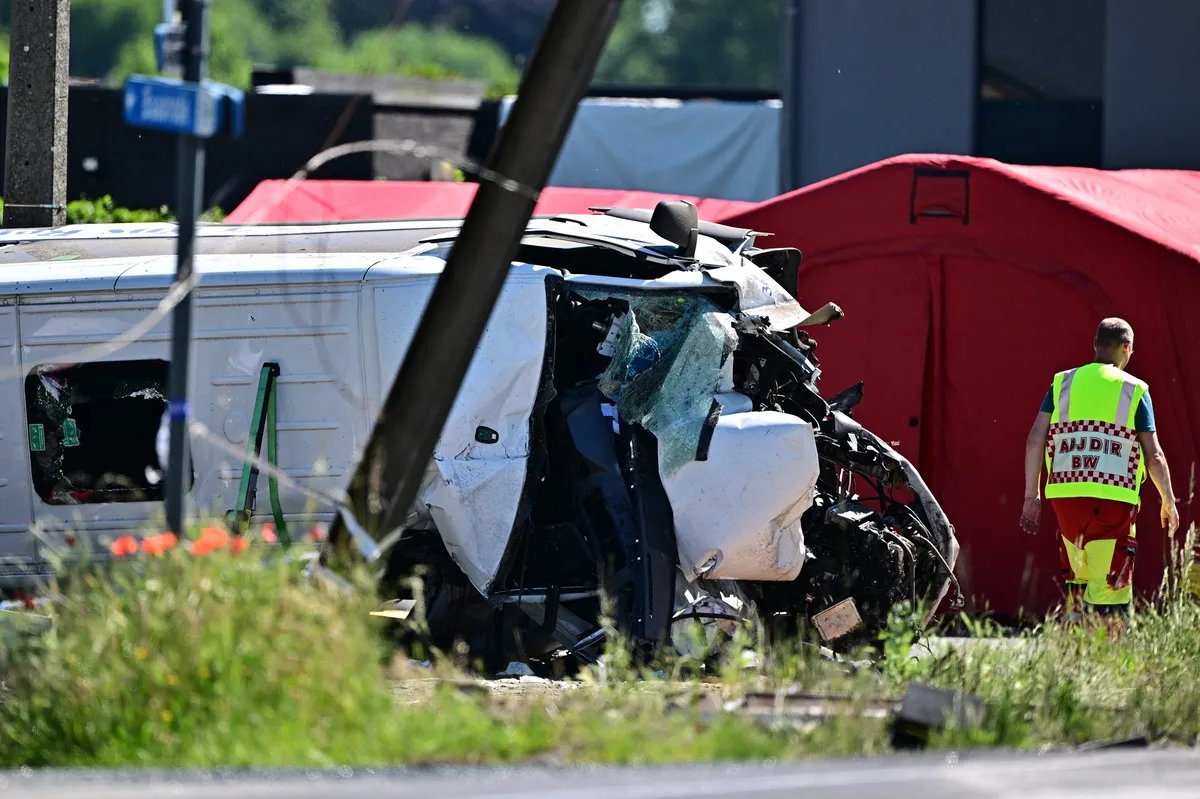 (FOTO) Četiri osobe, uključujući dva tinejdžera, poginule u sudaru voza i školskog autobusa u Belgiji