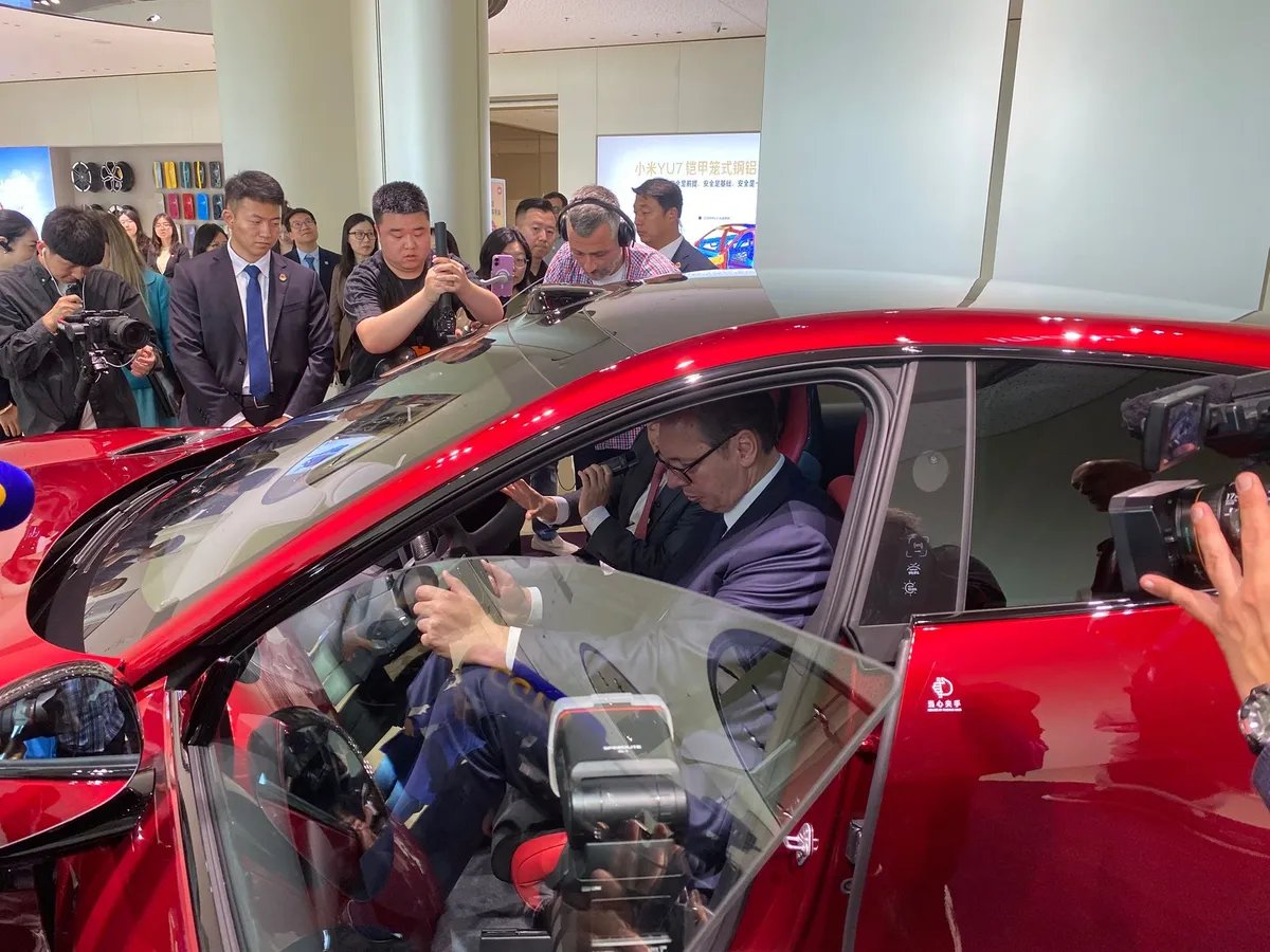 Vucic meets with Chinese companies, offers Xiaomi best subsidies to invest in Serbia