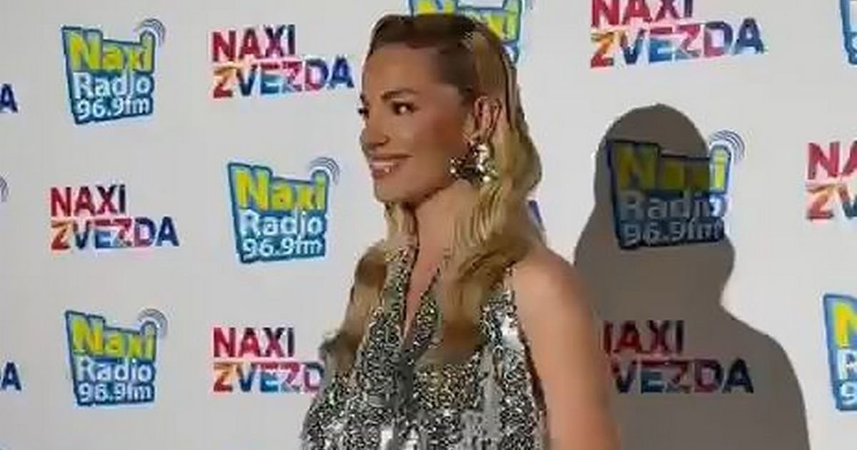 Sara Jo posle raskida prvi put u javnosti! Pojavila se u šljokičastom miniću, osmeh nije skidala sa lica