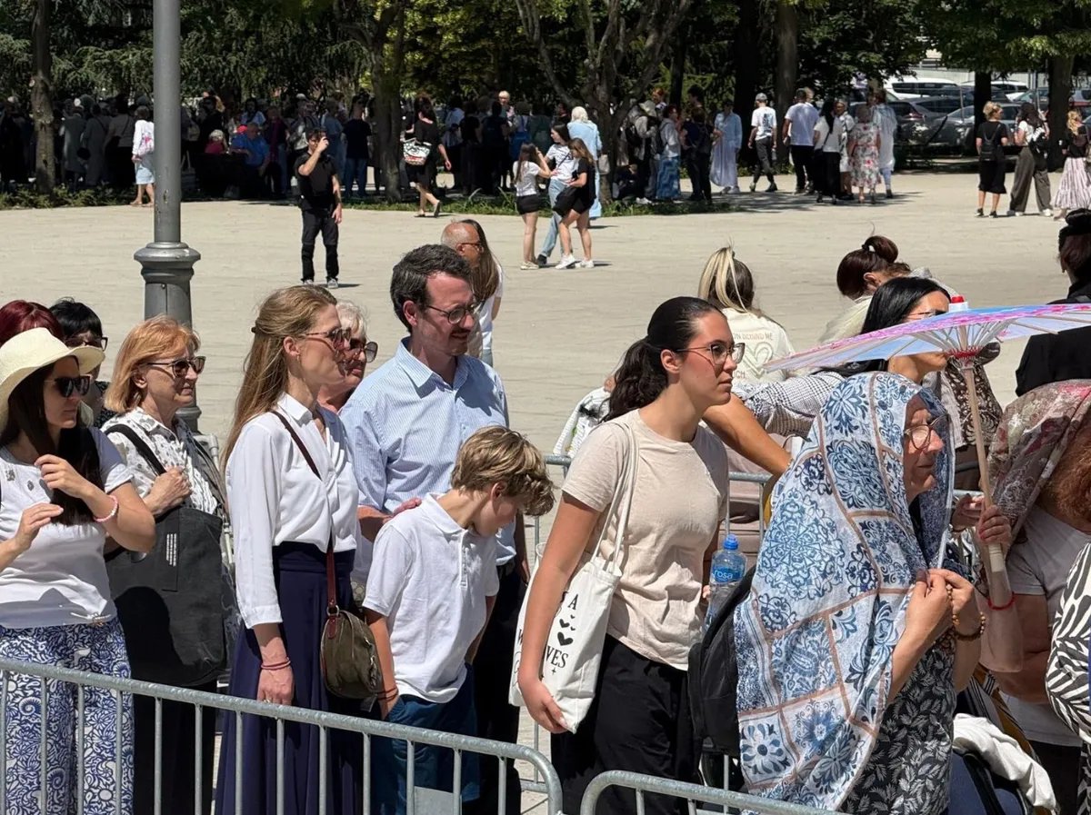 Princ Filip Karađorđević sa porodicom poklonio se Časnom pojasu Presvete Bogorodice