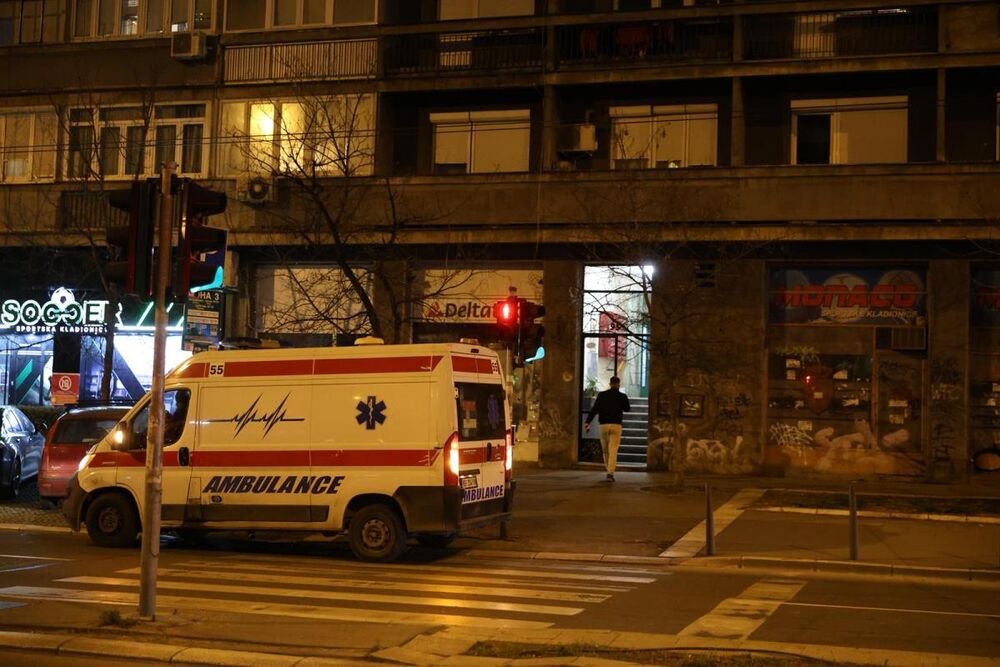 Vozilo pokosilo dve devojčice na okretnici autobusa! Obe zadobile teške povrede, užas na Voždovcu