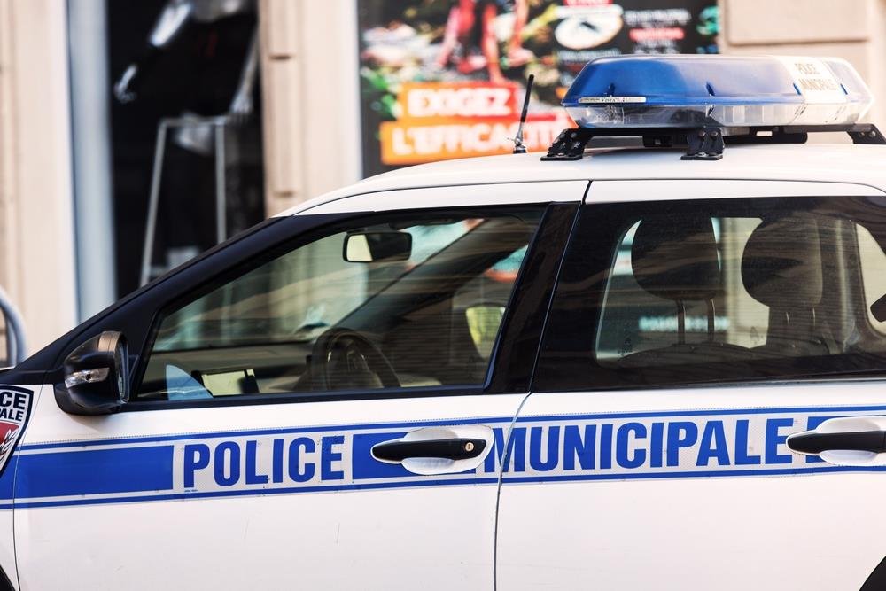 "UBIO SAM MAJKU I BRATA"!: Mladić (16) porodicu iskasapio nožem i čekićem! Krvav došao u policijsku stanicu!