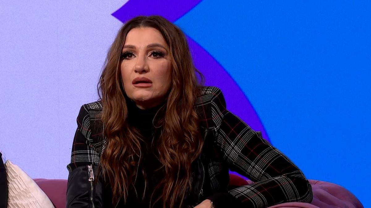 "MAMA ME DALA LJUDIMA U CRNOM DŽIPU" Devojka progovorila o Miri Škorić posle 26 godina: "Zamotala me u roze ćebence i ostavila"
