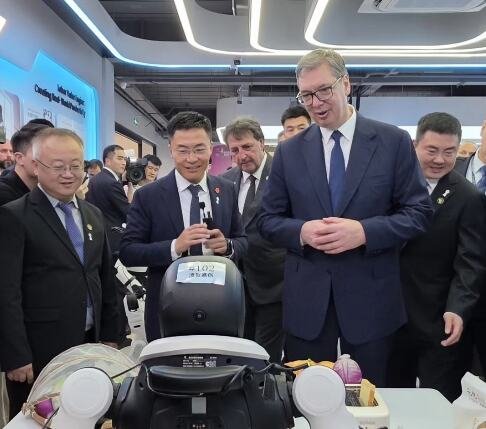 UŽIVO VUČIĆ U KINI, DOČEKALI GA ROBOTI KOJI IGRAJU MORAVAC I POZDRAVILI NA SRPSKOM! Ovakve tehnologije uskoro dolaze i u Srbiju, dočekivaće goste na Ekspu 2027