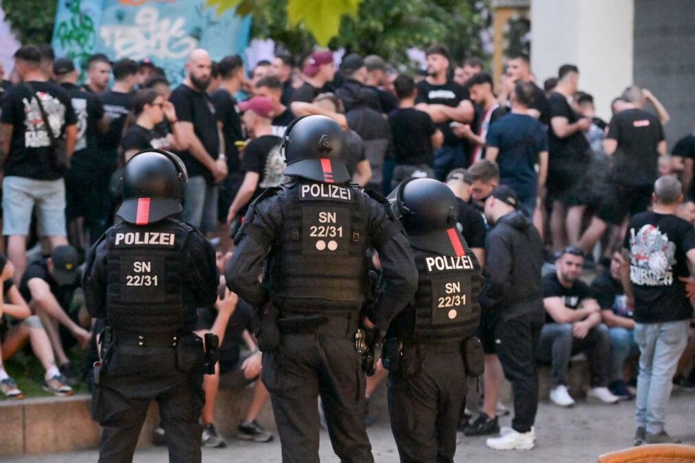 LETELE FLAŠE I STOLICE, SEVALE PESNICE, NIJE SE ZNALO KO KOGA UDARA! Opšti haos pred finale Lige konferencija: Ulice Lajpciga se pretvorile u RATNU ZONU (VIDEO)