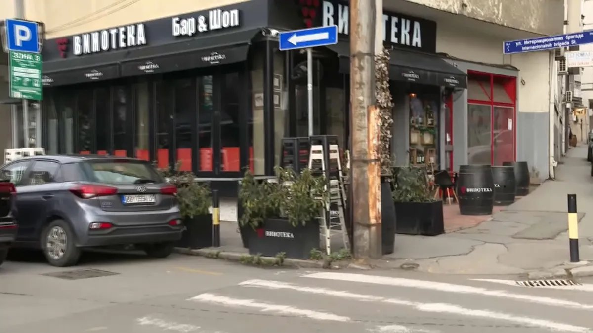 Izbio požar u "Vinoteci" na Vračaru, nema informacija da li je bačen molotovljev koktel