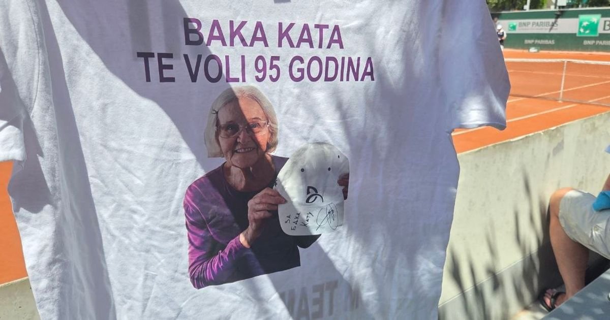 Baka Kata ima 95 godina i najveći je Novakov fan, čuva sve i prati ga uvek, od Đokovića dobila prelep poklon