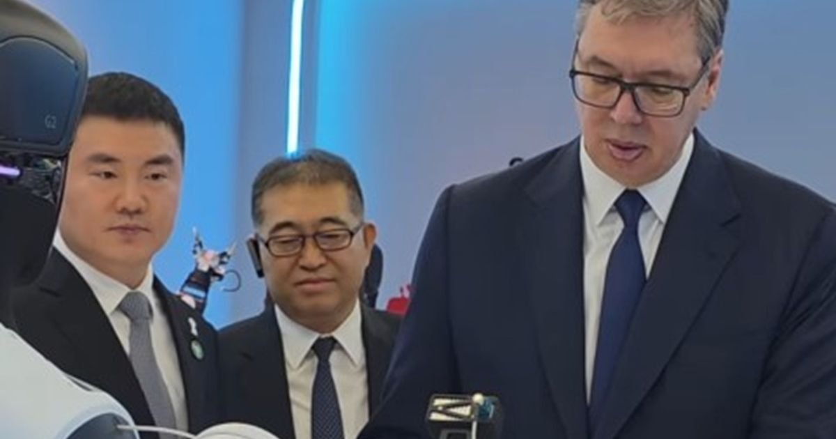 Vucic meets "biggest fan" in Chinese "factory of future": Details of encounter on the other side of the world!