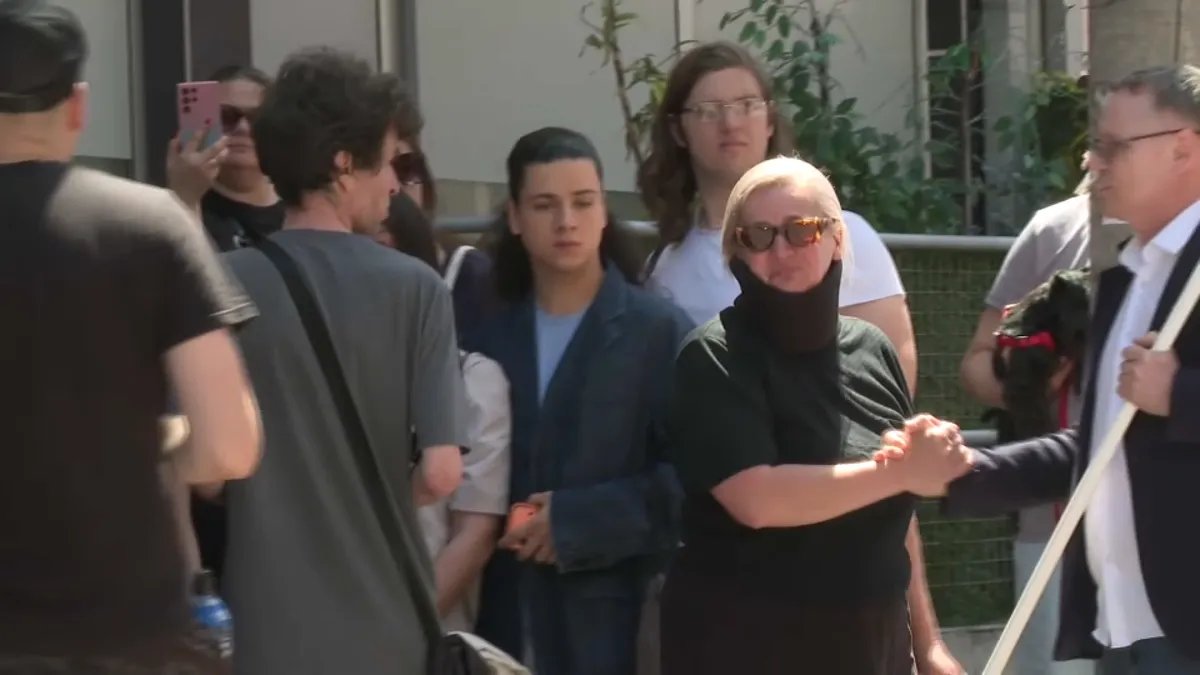 Protest ispred kancelarije izvršitelja koji bi da iseli onkološku pacijentkinju i njene dve ćerke