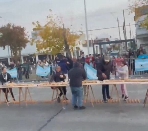 NEVEROVATNA SCENA U ARGENTINI: Hteli da obore svetski rekord sa džinovskim sendvičem od 750 metara, ali je onda nastao stampedo za hranom! (VIDEO)