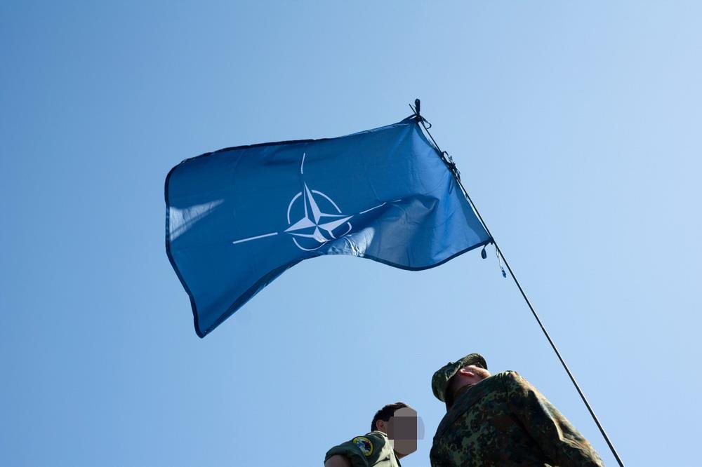 NEUTRALNA ZEMLJA EVROPE HOĆE SIGURNOST I TESNIJU SARADNJU SA NATO! Građani se izjasnili: Moramo da imamo snažnu vojsku!