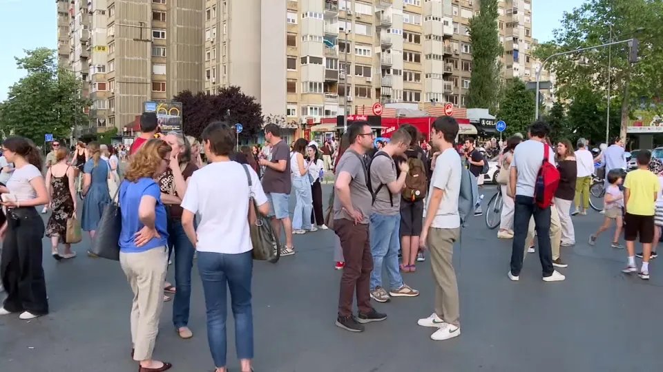 Protest u Novom Sadu zbog situacije u Jovinoj gimnaziji, blokirana raskrsnica u Bulevaru oslobođenja