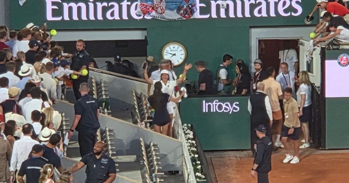 Novak ispunio želju devojkama iz publike posle pobede na Rolan Garosu, a njihova reakcija je hit!