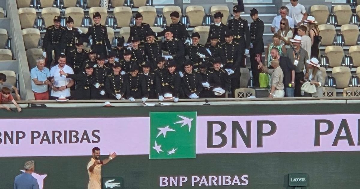 Neviđeno ludilo na RG: Vojnici došli na tribine, tražili selfi sa Novakom, davali šešire da im se potpiše