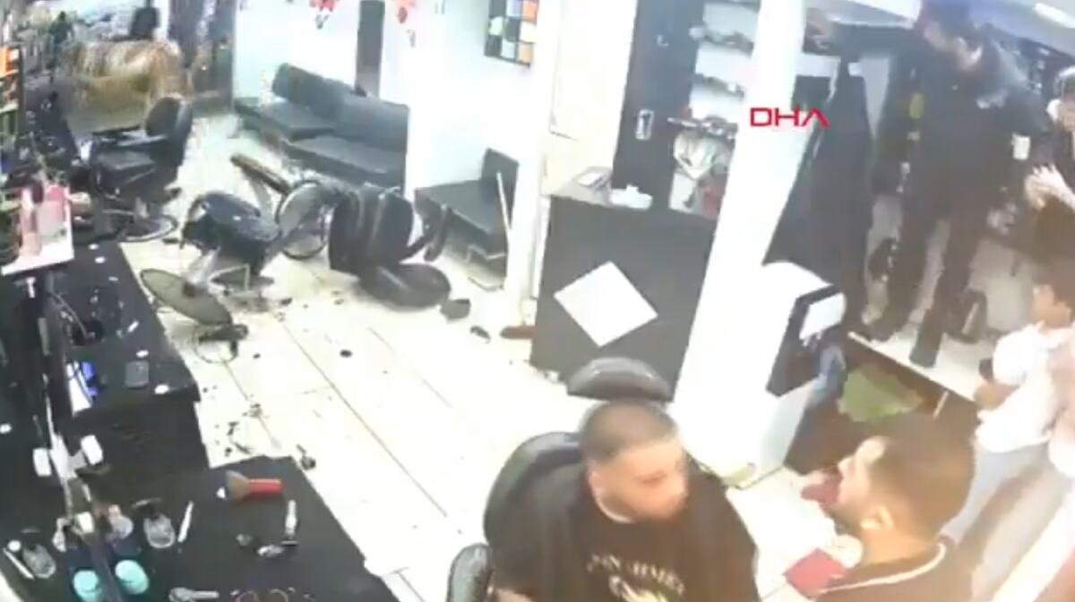 KAD NE ZAKAŽEŠ ŠIŠANJE, VEĆ ULETIŠ PREKO REDA - KROZ IZLOG! Neobičan gost napravio HAOS u berbernici, mušterije nisu imale KUD': Spasavali živu glavu (VIDEO)