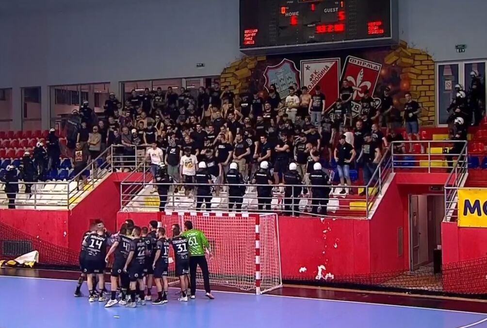 SKANDAL OBELEŽIO FINALE: Partizan šampion Srbije za "zelenim stolom", igrači Vojvodine nisu hteli da se vrate na teren posle divljanja grobara
