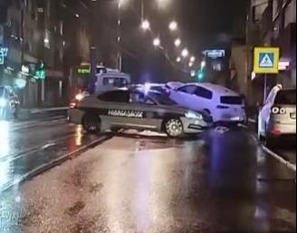 TEŠKA NESREĆA U BULEVARU KRALJA ALEKSANDRA! Automobil izleteo s puta i zakucao se u autobusko stajalište!