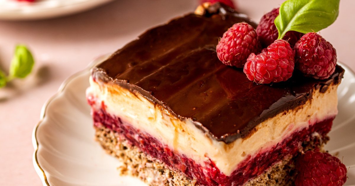 Kapri torta bez pečenja osvaja na prvo parče: Kremasta poslastica sa jagodama i čokoladom