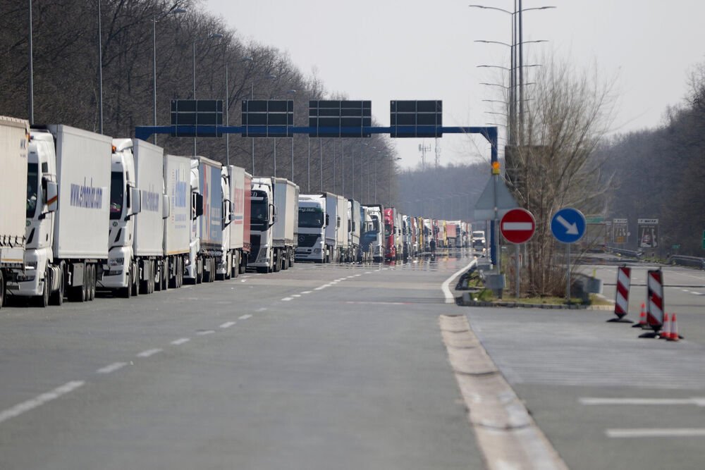 Stravične gužve na granicama, ljudi očajno čekaju u redovima: Od 1. jula će da pljušte kazne zbog 1 stvari, oprez!