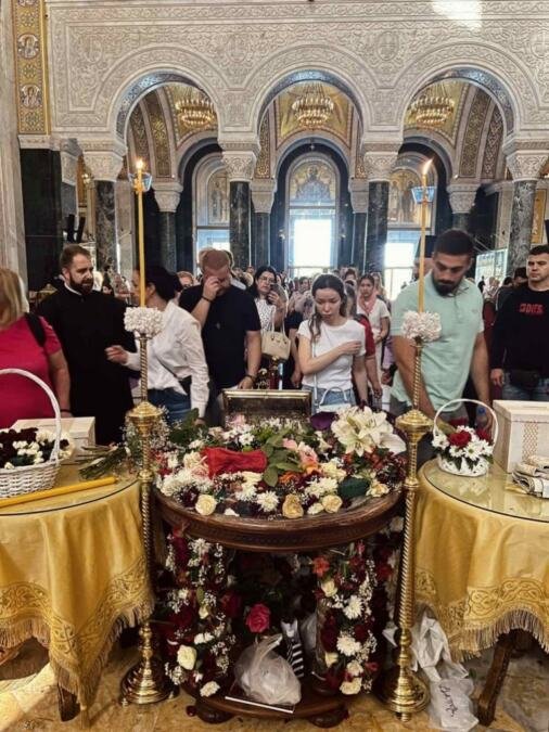 Pojas Bogorodice ostaje do 5. juna, ali vernici brinu: Da li će biti dovoljno trakica za sve koji dođu na poklonjenje? Odgovor sveštenstva je jasan