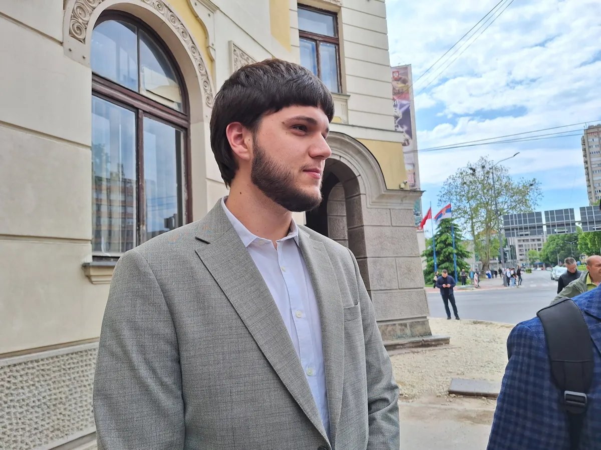 "Gradonačelnik se ušunjao u sud, ali to ne znači da ga nećemo pozdraviti kad bude izlazio": Nastavlja se suđenje Arsenu zbog bacanja jaja, studenti mu pružili podršku VIDEO