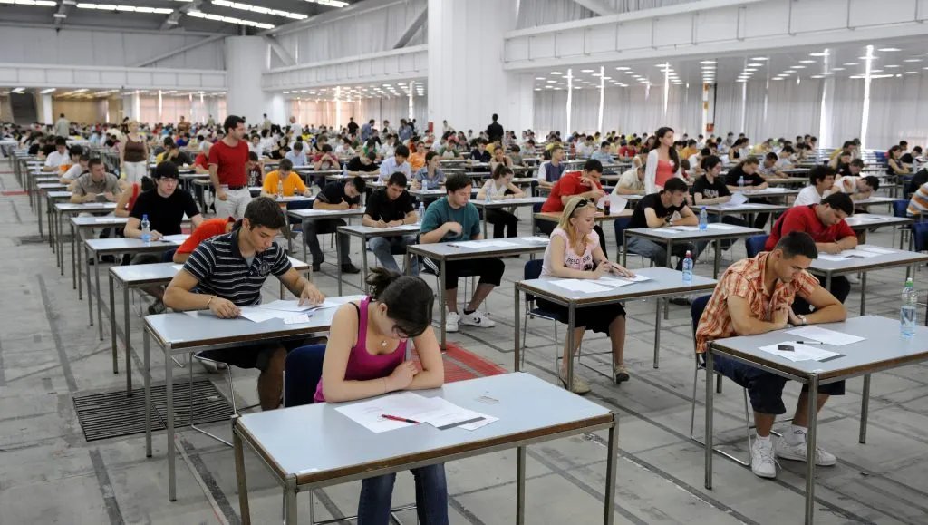 Veštačka inteligencija potpuno menja školovanje: Studenti više neće moći samo da predaju rad - primer iz Španije koji sve menja