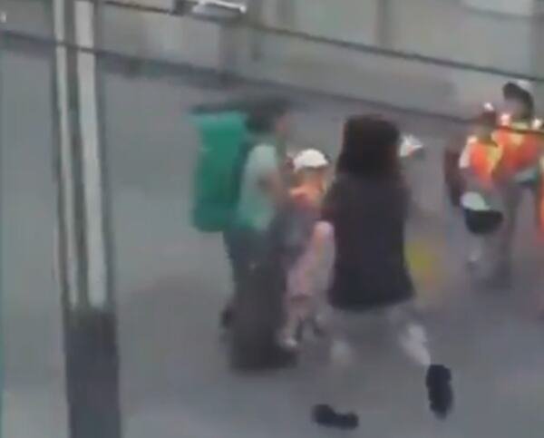TERORISTIČKI NAPAD NEDALEKO OD CIRIHA?! Izbodeno nekoliko ljudi, muškarac vikao "Alahu akbar" i ubadao na stanici! U toku je OPSADNO STANJE! (VIDEO)