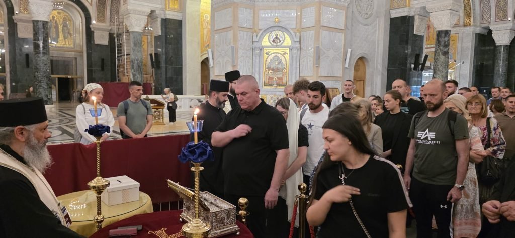 DALIBOR MARKOVIĆ PALMA SA SUPRUGOM I ĆERKOM CELIVAO ČASNI POJAS PRESVETE BOGORODICE U HRAMU SVETOG SAVE