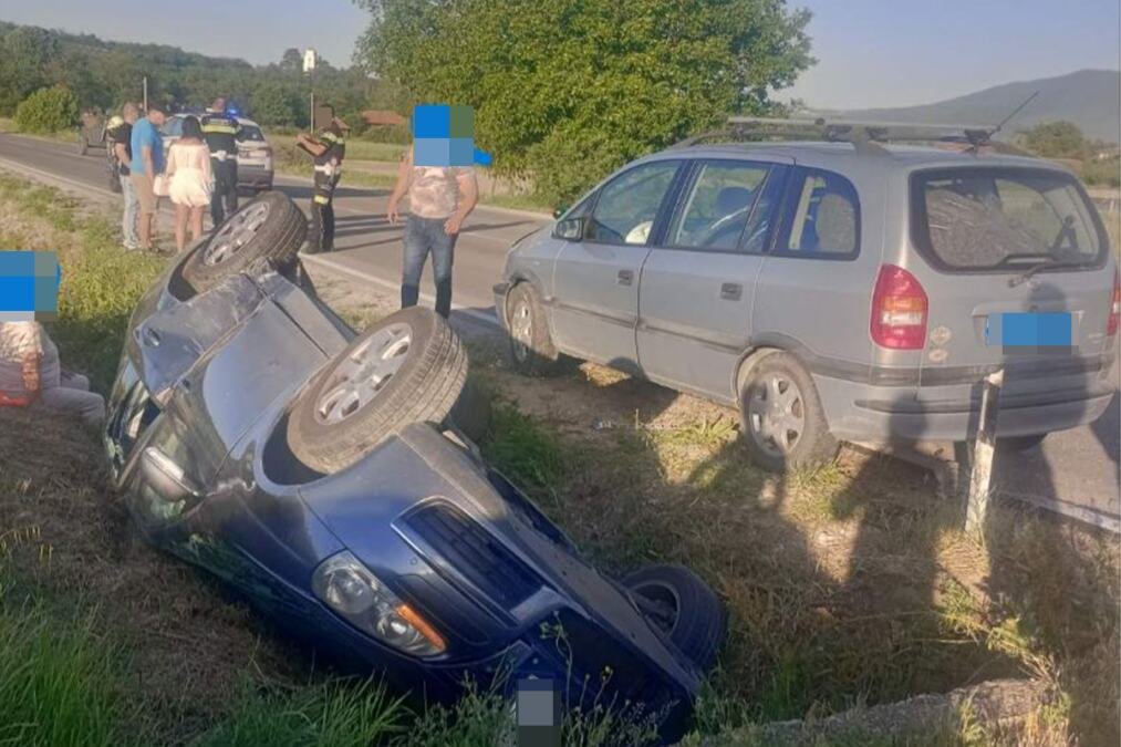 JEZIVA NESREĆA KOD PROKUPLJA: Vozilo završilo u jarku, povređena žena