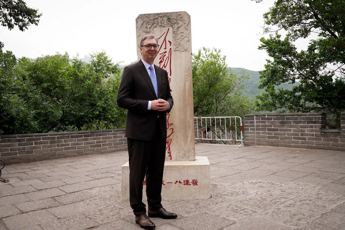 Vučić najavljuje ostavku: Da li menja predsedničku fotelju za premijersku bez parlamentarnih izbora?