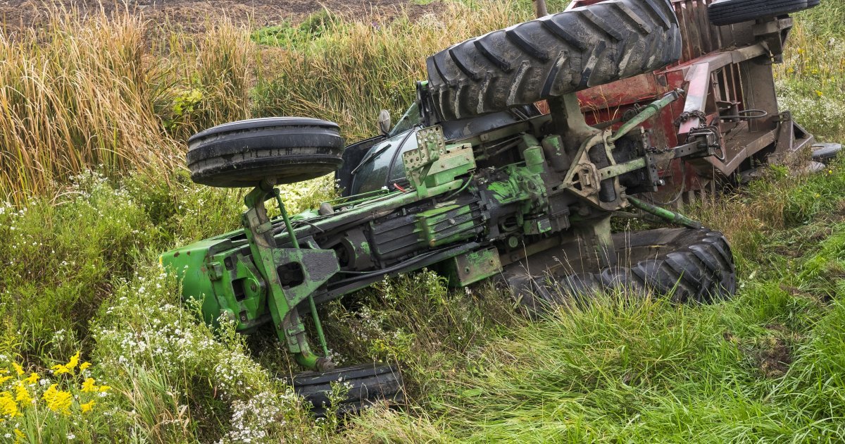 Mladić (21) teško povređen kad se prevrnuo traktor: Užas u Čačku