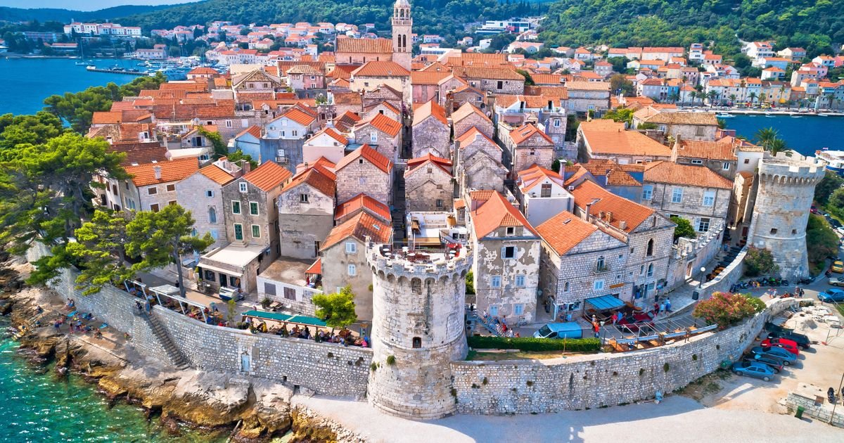 Neobičan način gradnje urbanog jezgra starog grada čini danas ovo hrvatsko ostrvo posebnim i prepoznatljivim