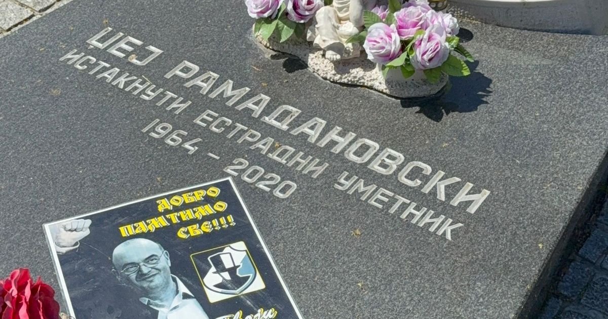 Poruka od misteriozne Željke na grobu Džeja Ramadanovskog! Ostavljena i poruka Grobara, ovo piše
