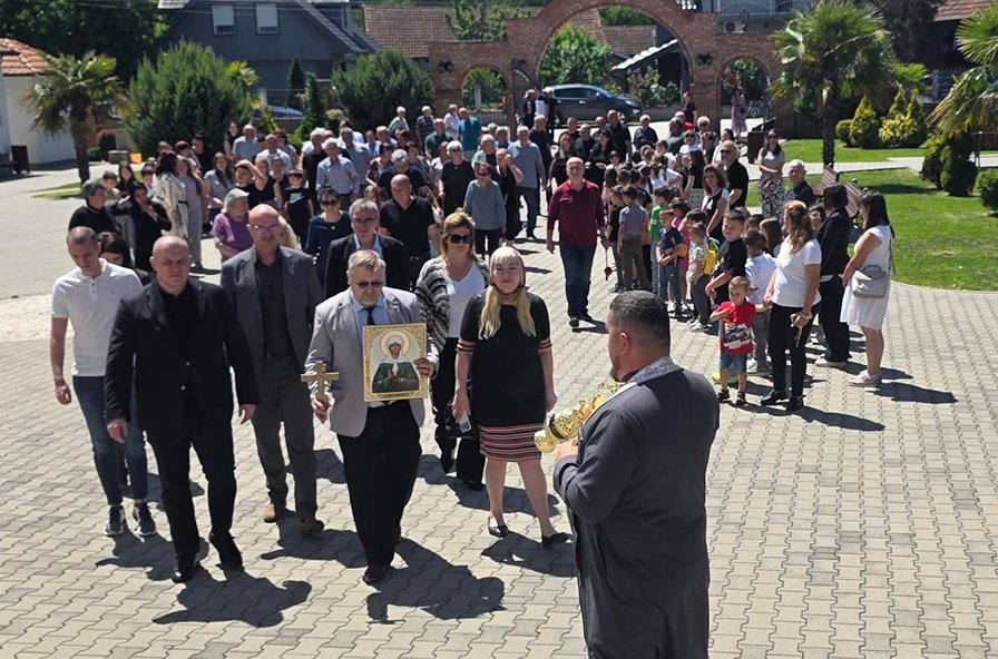 DALIBORU MARKOVIĆU PALMI DRŽAVNA POVELJA IZ RUSIJE OD ORGANIZACIJE ČIJI JE POKROVITELJ VLADIMIR PUTIN. U KONČAREVO STIGLE ČESTICE MOŠTIJU NAJVEĆE RUSKE SVETITELJKE MATI MATRONE I CESTICE ČASNOG KRSTA