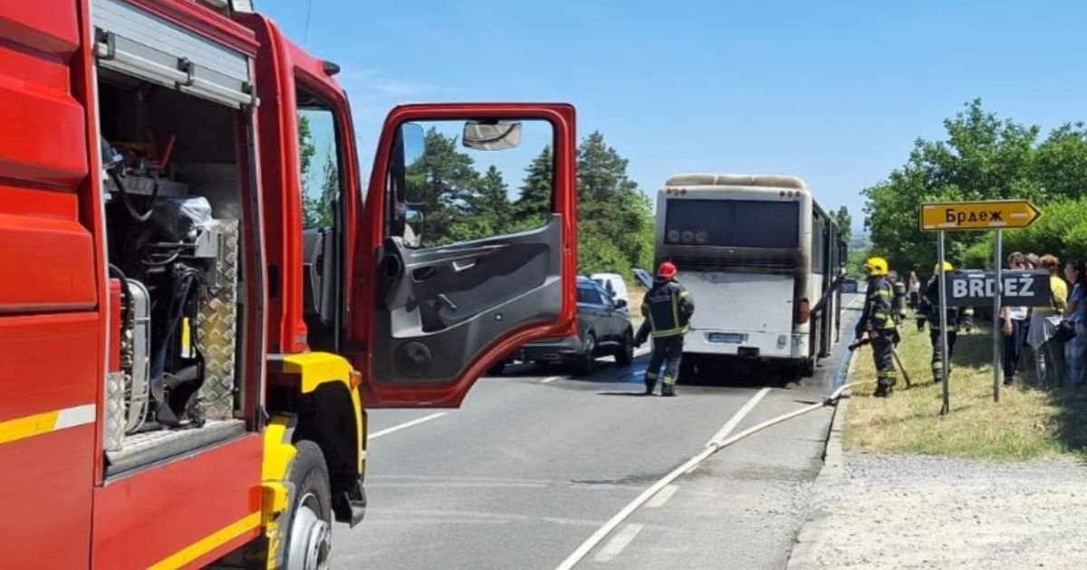 Drama na putu kod Inđije! Autobus buknuo usred vožnje, vozač hitrom reakcijom sprečio KATASTROFU